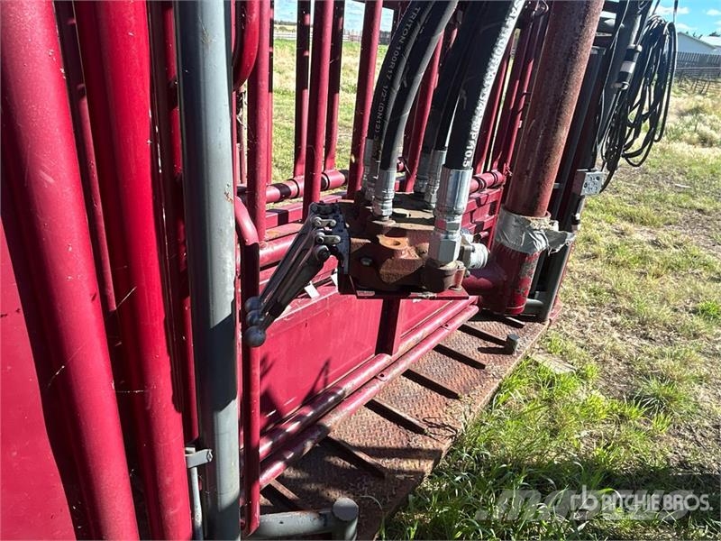 Stampede Steel Hydraulic Squeeze Chute Muut maatalouskoneet