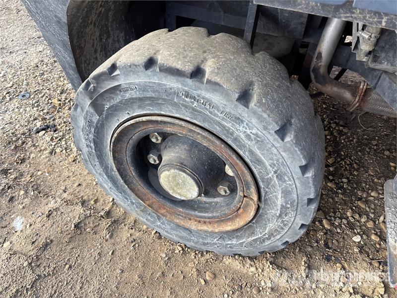 Starke FG40 3480 kg Pneumatic Tire Forklift Autokrāvēji - citi