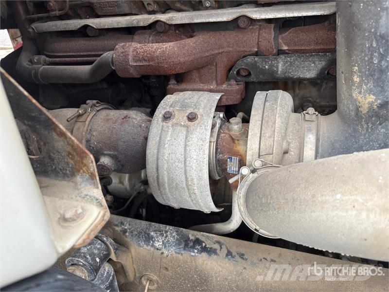 Sterling 190A.25 17780 lb Knuckle Boom on Sterling LT9500 6 Автокранове