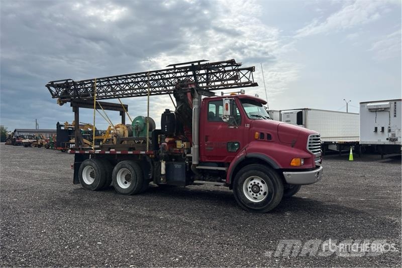Sterling 190A.25 17780 lb Knuckle Boom on Sterling LT9500 6 Автокранове