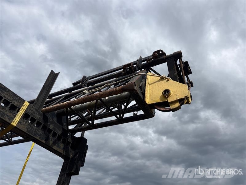 Sterling 190A.25 17780 lb Knuckle Boom on Sterling LT9500 6 Автокранове