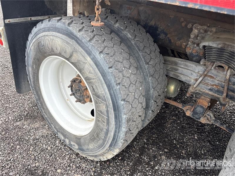 Sterling 190A.25 17780 lb Knuckle Boom on Sterling LT9500 6 Автокранове