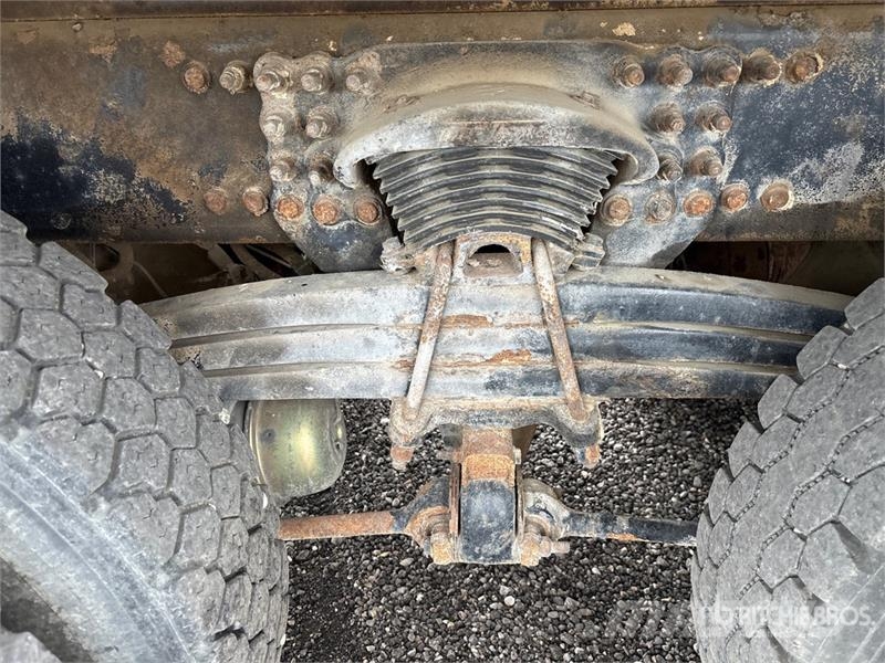 Sterling 190A.25 17780 lb Knuckle Boom on Sterling LT9500 6 Автокранове
