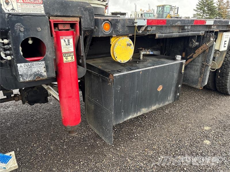 Sterling 3200 64000 lb Straight Boom on  Sterling LT9500 6x Автокранове