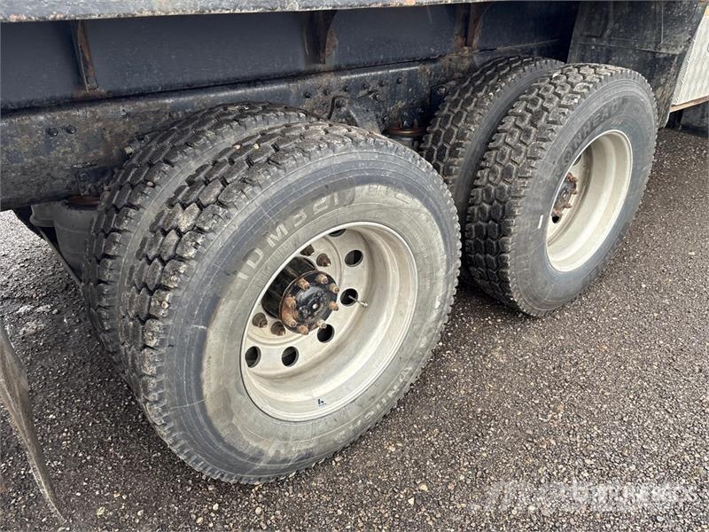 Sterling 3200 64000 lb Straight Boom on  Sterling LT9500 6x Автокранове