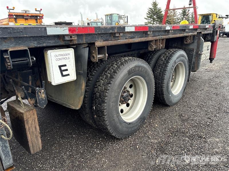Sterling 3200 64000 lb Straight Boom on  Sterling LT9500 6x Автокранове