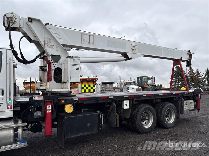 Sterling 3200 64000 lb Straight Boom on  Sterling LT9500 6x Автокранове