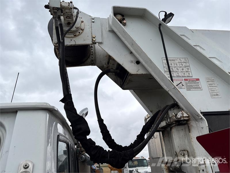 Sterling 3200 64000 lb Straight Boom on  Sterling LT9500 6x Автокранове