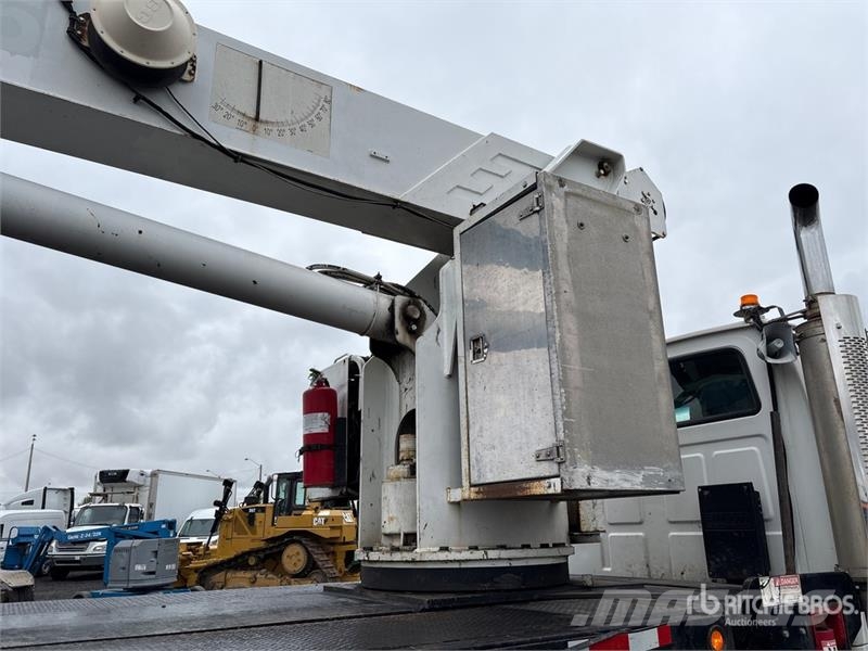 Sterling 3200 64000 lb Straight Boom on  Sterling LT9500 6x Автокранове