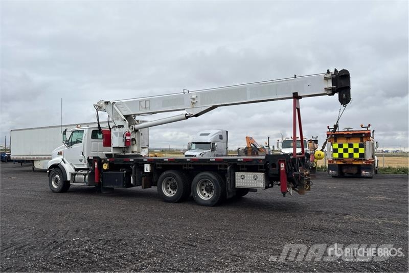 Sterling 3200 64000 lb Straight Boom on  Sterling LT9500 6x Автокранове