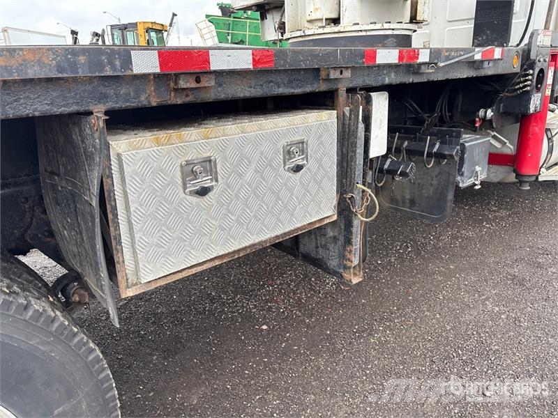 Sterling 3200 64000 lb Straight Boom on  Sterling LT9500 6x Автокранове