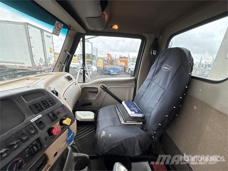 Sterling 32105 Straight Boom on  Sterling LT9500 6x4 Boom T Nosturiautot