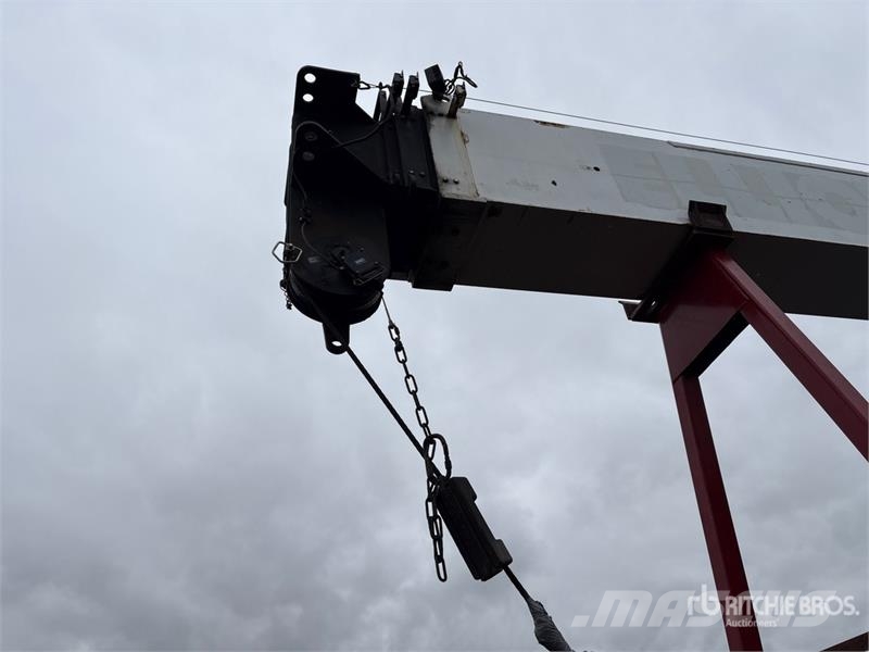 Sterling 32105 Straight Boom on  Sterling LT9500 6x4 Boom T Nosturiautot