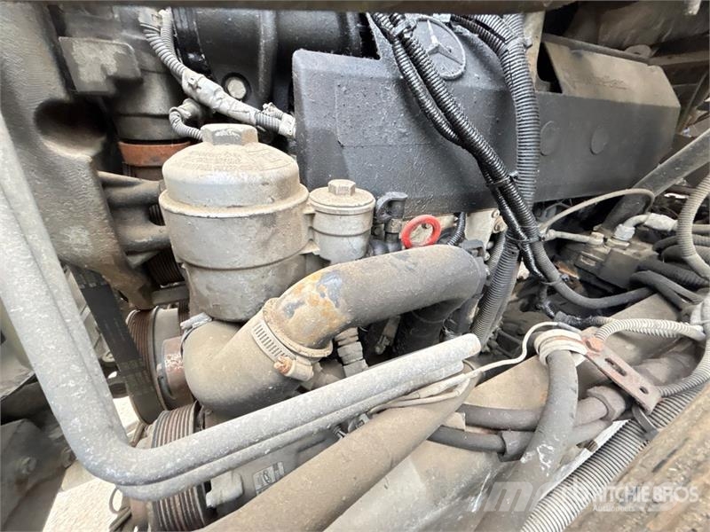 Sterling 6x4 Roll-Off Truck (Inoperable) Camiones portacubetas