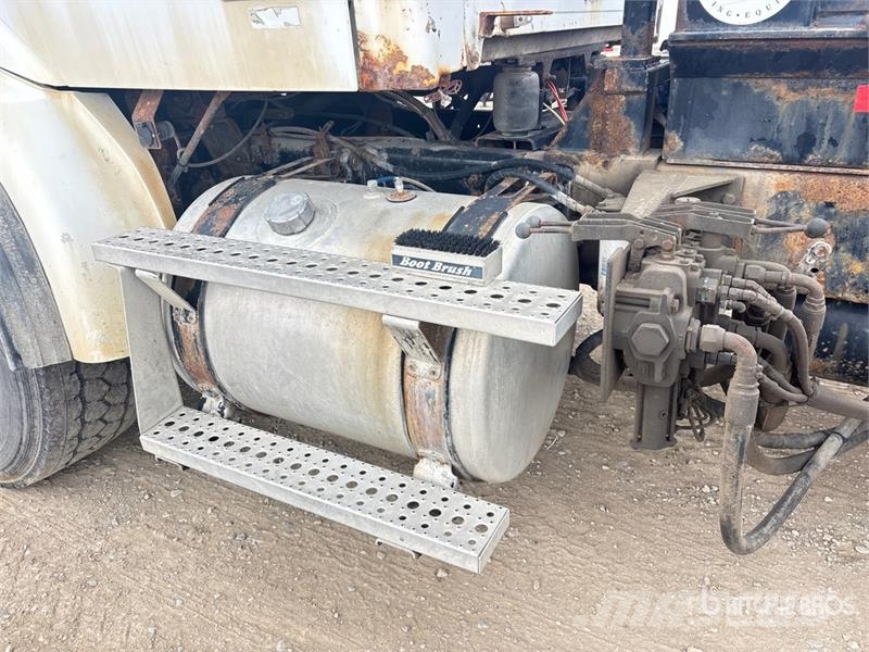 Sterling 6x4 Roll-Off Truck (Inoperable) Camiones portacubetas