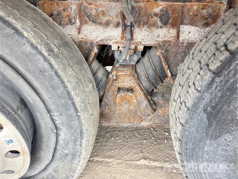 Sterling 6x4 Roll-Off Truck (Inoperable) Camiones portacubetas