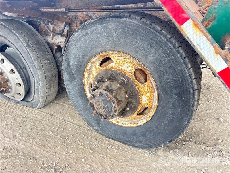 Sterling 6x4 Roll-Off Truck (Inoperable) Camiones portacubetas