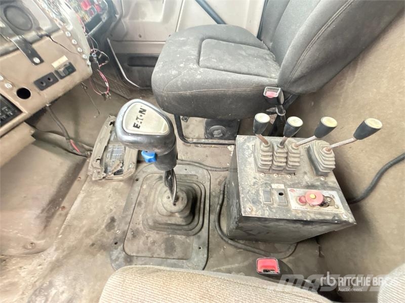 Sterling 6x4 Roll-Off Truck (Inoperable) Camiones portacubetas