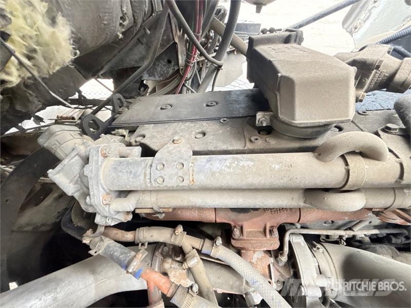 Sterling 6x4 Roll-Off Truck (Inoperable) Camiones portacubetas