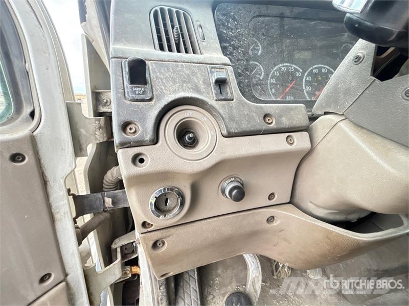 Sterling 6x4 Roll-Off Truck (Inoperable) Camiones portacubetas