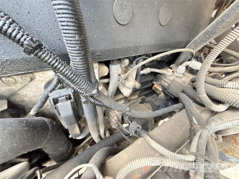 Sterling 6x4 Roll-Off Truck (Inoperable) Camiones portacubetas