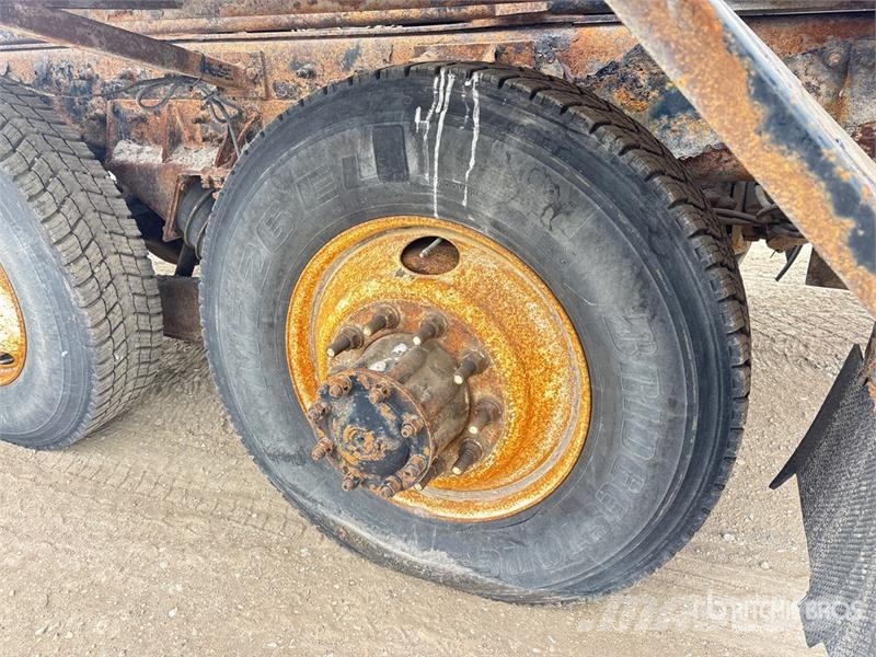 Sterling 6x4 Roll-Off Truck (Inoperable) Camiones portacubetas