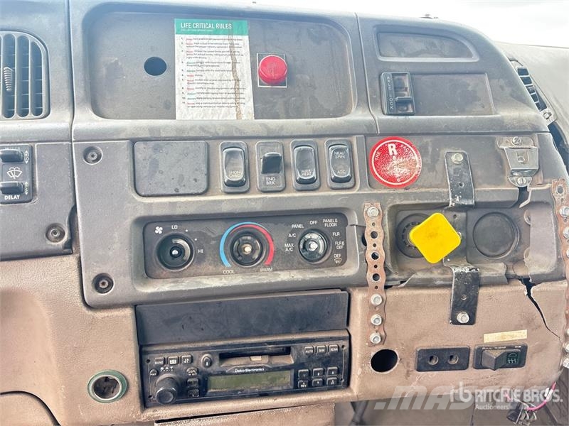 Sterling 6x4 Roll-Off Truck (Inoperable) Camiones portacubetas