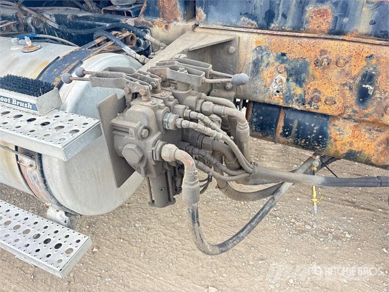 Sterling 6x4 Roll-Off Truck (Inoperable) Camiones portacubetas