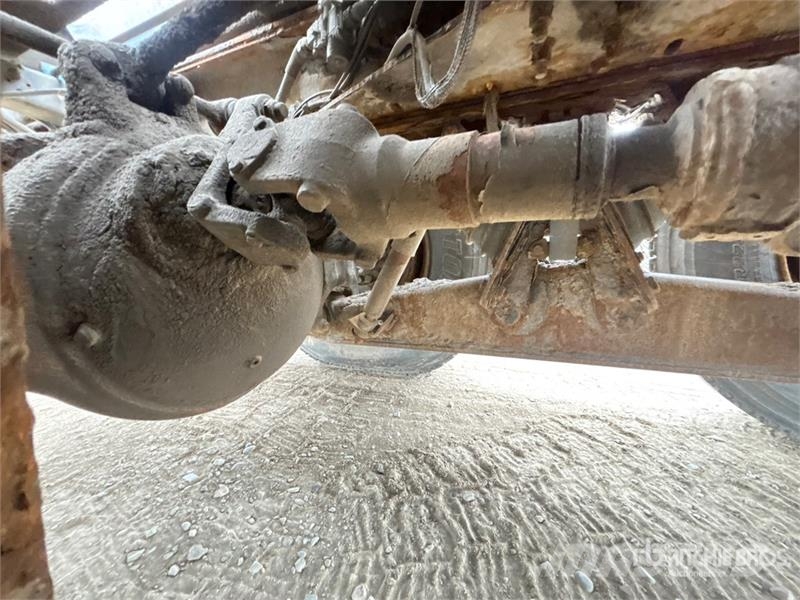 Sterling 6x4 Roll-Off Truck (Inoperable) Camiones portacubetas
