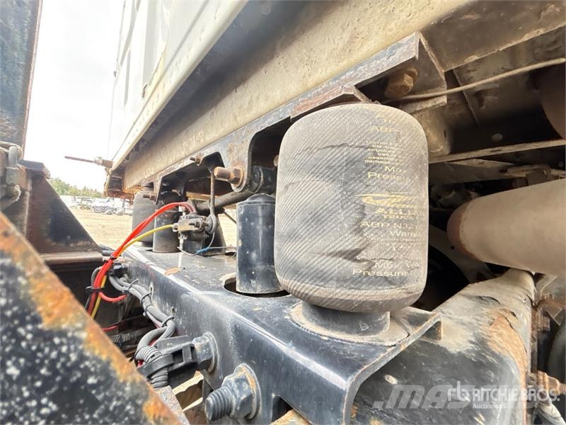 Sterling 6x4 Roll-Off Truck (Inoperable) Camiones portacubetas