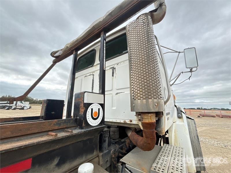 Sterling 6x4 Roll-Off Truck (Inoperable) Camiones portacubetas