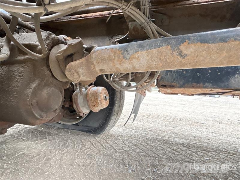 Sterling 6x4 Roll-Off Truck (Inoperable) Camiones portacubetas