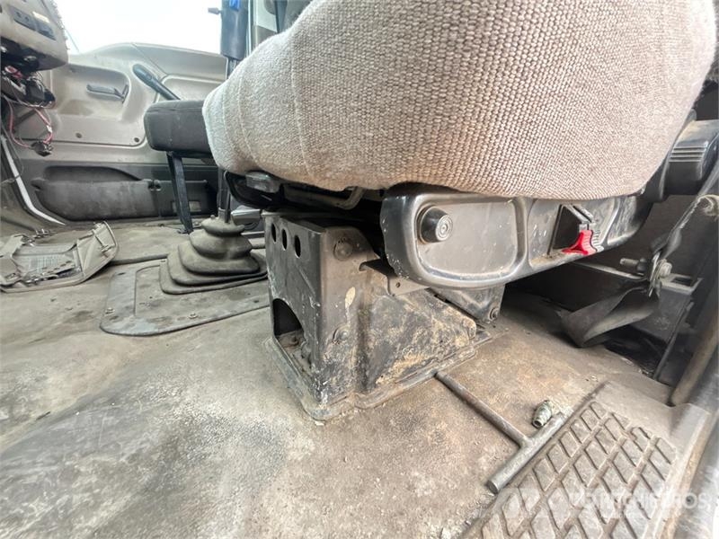 Sterling 6x4 Roll-Off Truck (Inoperable) Camiones portacubetas
