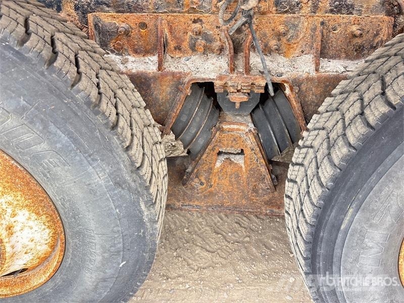 Sterling 6x4 Roll-Off Truck (Inoperable) Camiones portacubetas