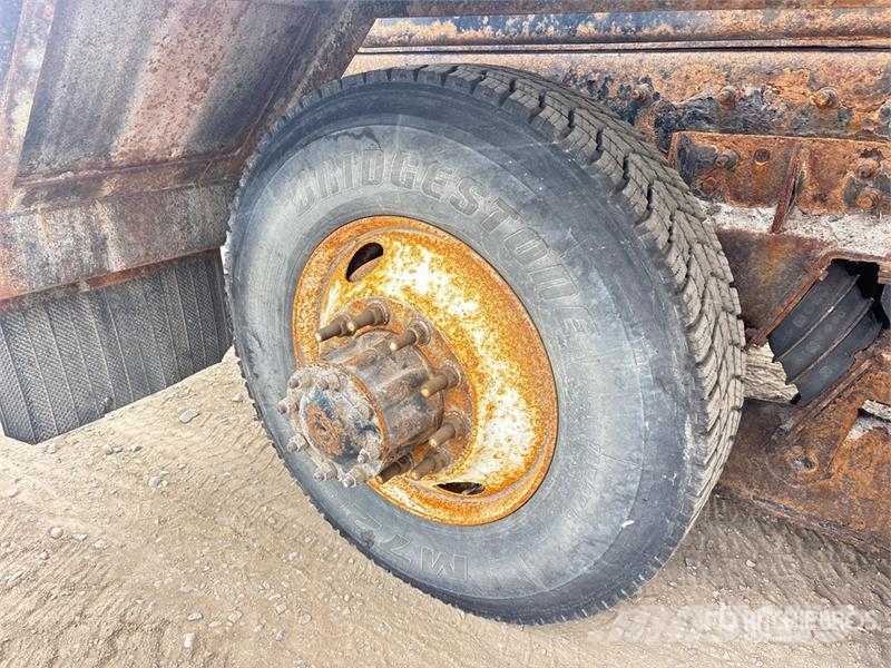 Sterling 6x4 Roll-Off Truck (Inoperable) Camiones portacubetas