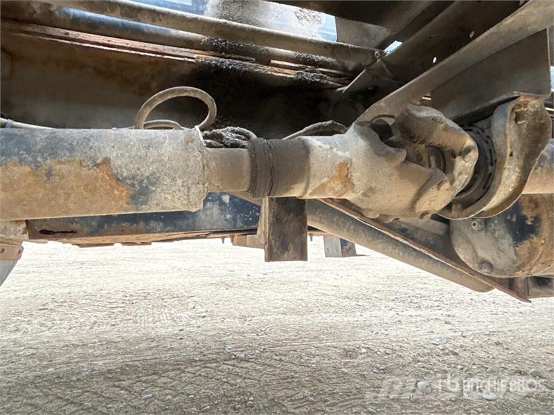 Sterling 6x4 Roll-Off Truck (Inoperable) Camiones portacubetas