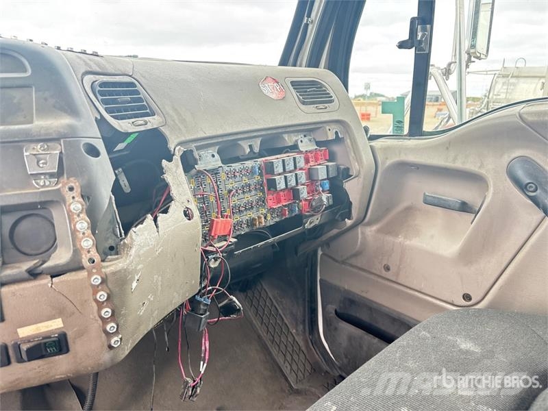 Sterling 6x4 Roll-Off Truck (Inoperable) Camiones portacubetas