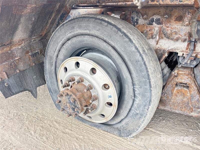 Sterling 6x4 Roll-Off Truck (Inoperable) Camiones portacubetas