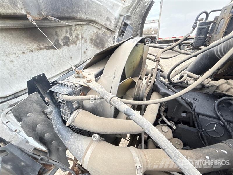 Sterling 6x4 Roll-Off Truck (Inoperable) Camiones portacubetas