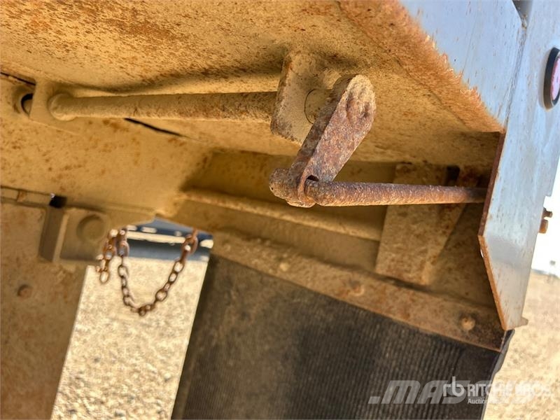 Sterling 6x4 T/A Dump Truck شاحنات قلابة