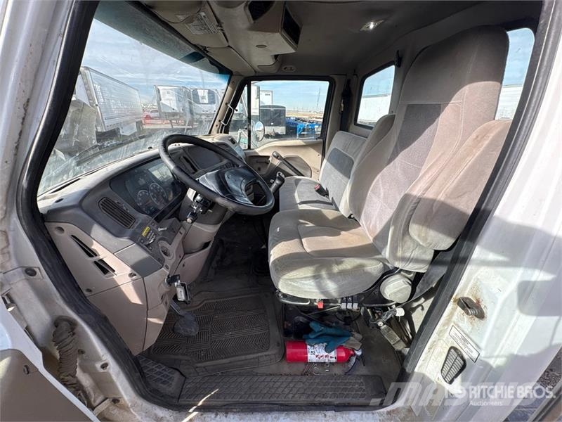 Sterling L8500 6x4 Cab and Chassis Kabine i unutrašnjost