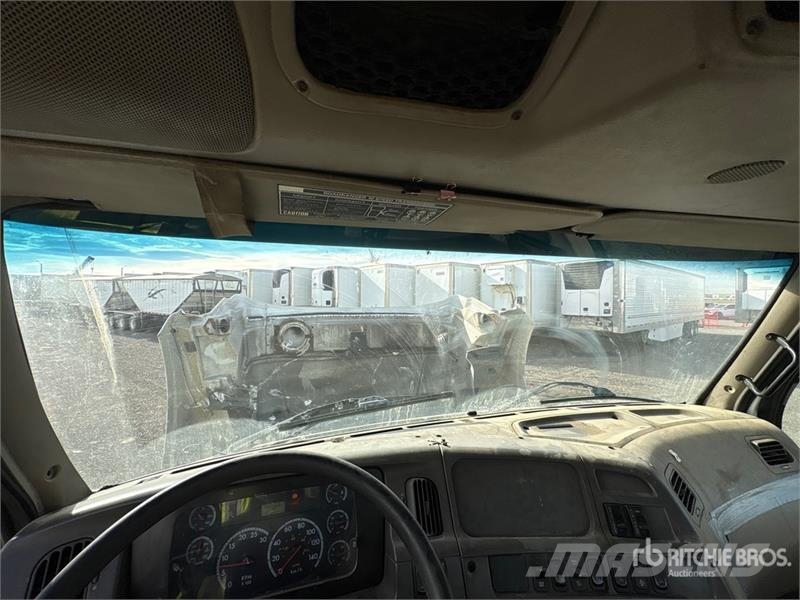 Sterling L8500 6x4 Cab and Chassis Kabine i unutrašnjost