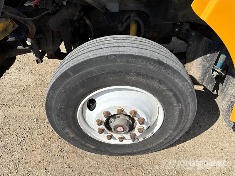 Sterling LT7500 شاحنات مسطحة/مفصلية الجوانب