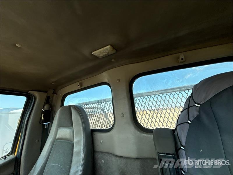 Sterling LT7500 شاحنات مسطحة/مفصلية الجوانب
