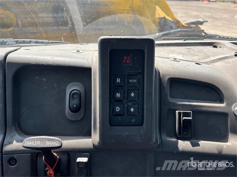 Sterling LT7500 شاحنات مسطحة/مفصلية الجوانب