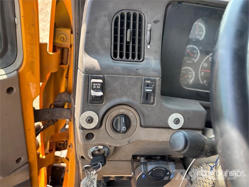 Sterling LT7500 شاحنات مسطحة/مفصلية الجوانب