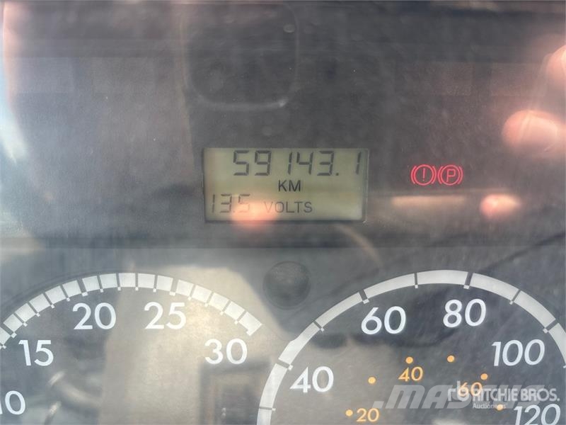 Sterling LT7500 شاحنات مسطحة/مفصلية الجوانب