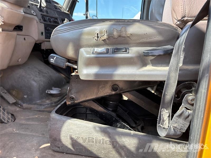 Sterling LT7500 شاحنات مسطحة/مفصلية الجوانب