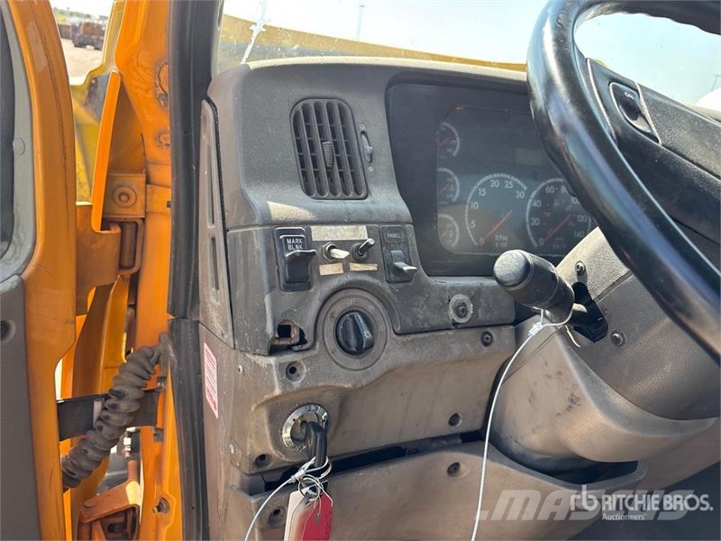Sterling LT7500 شاحنات مسطحة/مفصلية الجوانب