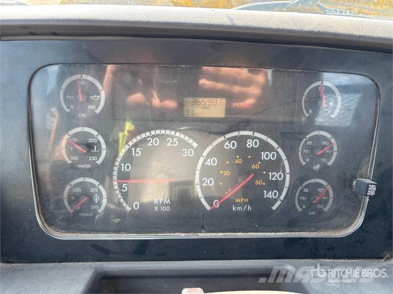 Sterling LT7500 شاحنات مسطحة/مفصلية الجوانب